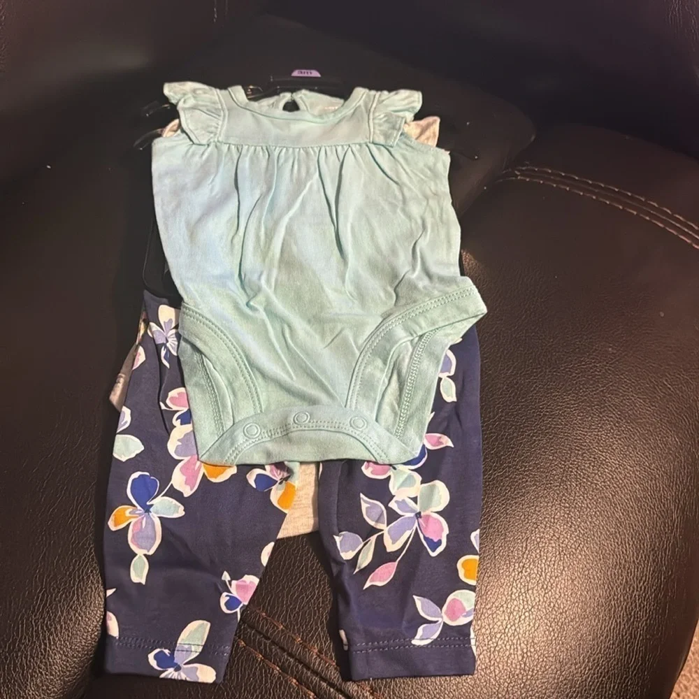 Carters 4 piece set 3 Month2 Shirts 2 Leggings